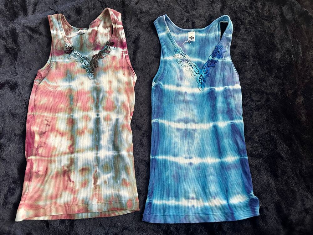 SET OF 2 NEW Y2K AMERICAN APPAREL LACE TRIM TIE DYE RIBBED SKINNY FIT TANK TOPS